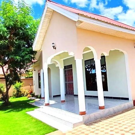Safi House Bed & Breakfast Boma la Ngombe Exterior photo