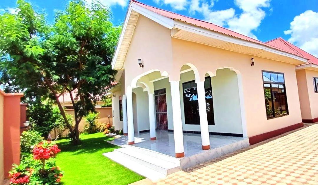 Safi House Bed & Breakfast Boma la Ngombe Exterior photo