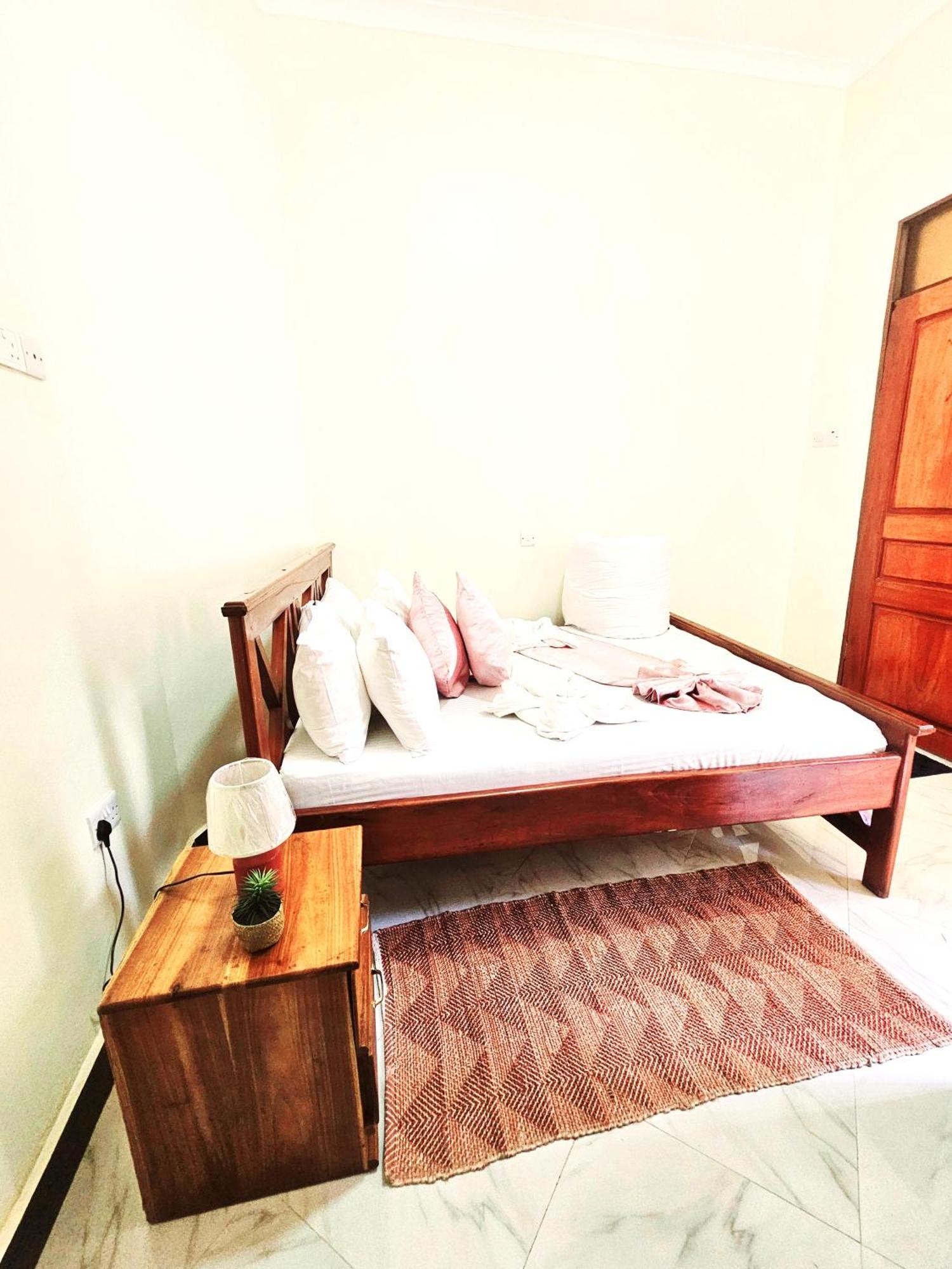 Safi House Bed & Breakfast Boma la Ngombe Exterior photo