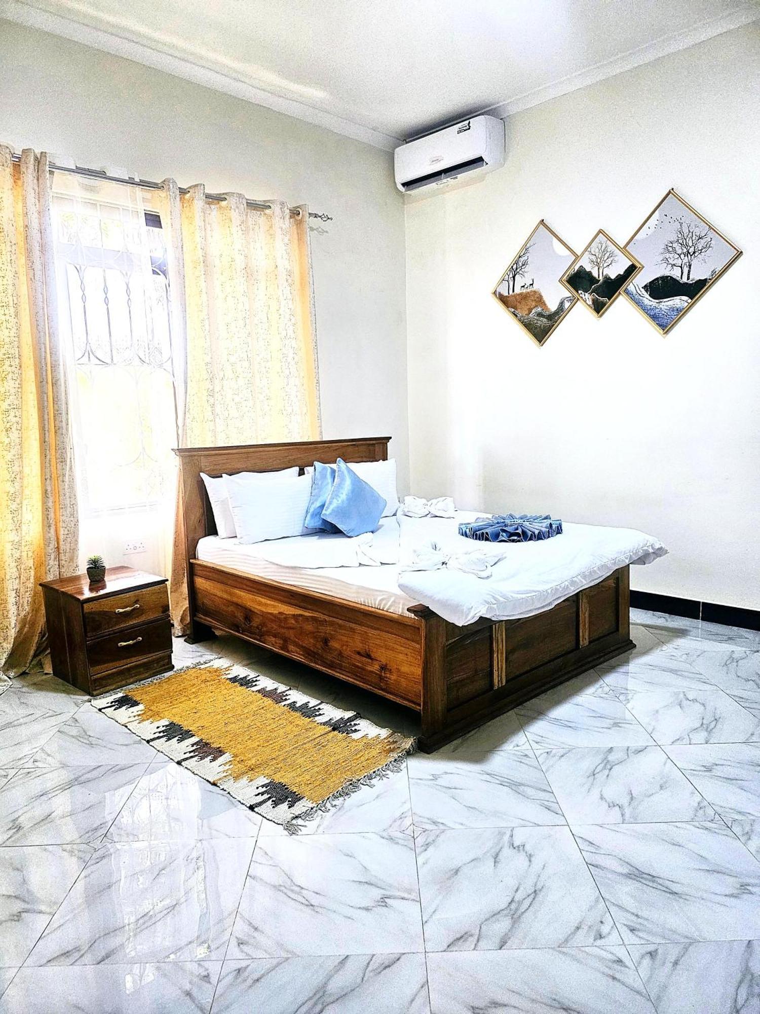 Safi House Bed & Breakfast Boma la Ngombe Exterior photo