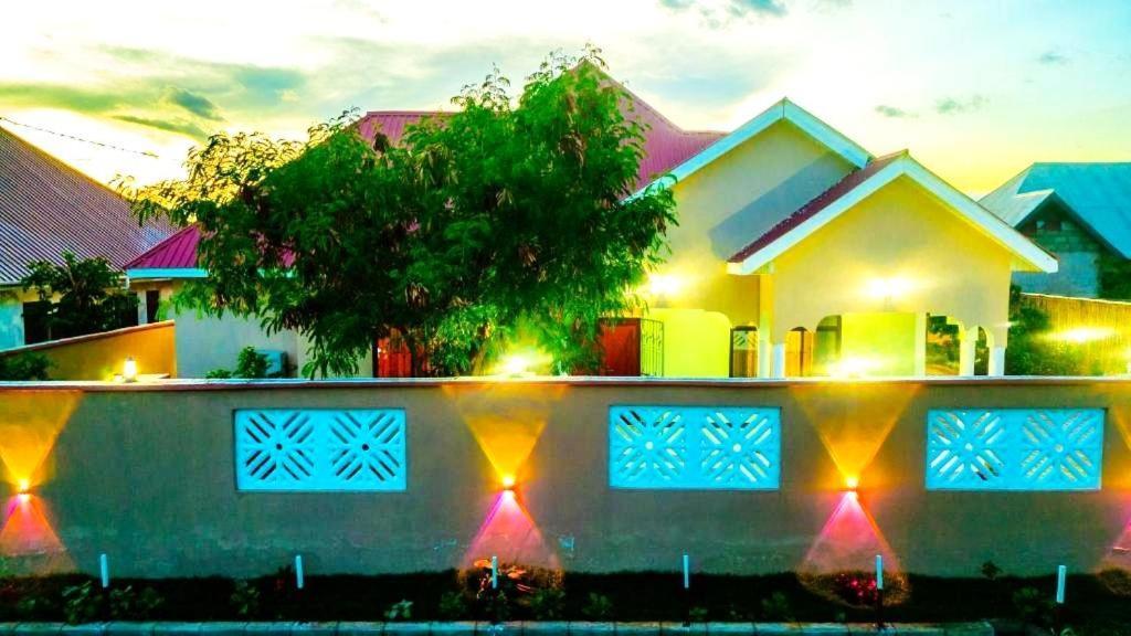 Safi House Bed & Breakfast Boma la Ngombe Exterior photo