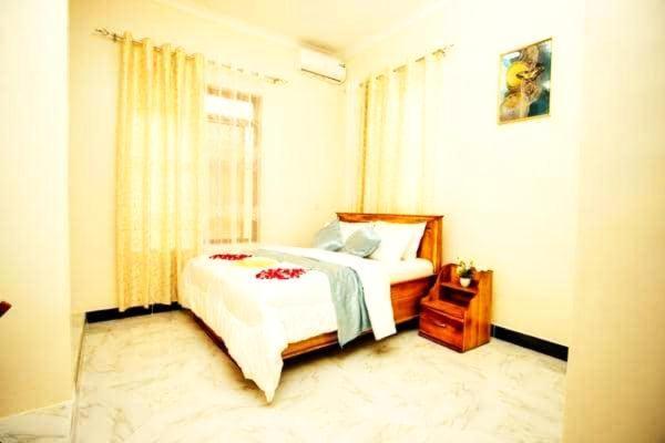 Safi House Bed & Breakfast Boma la Ngombe Exterior photo
