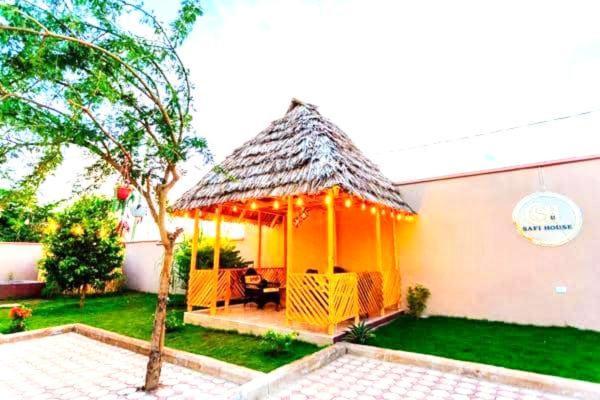 Safi House Bed & Breakfast Boma la Ngombe Exterior photo