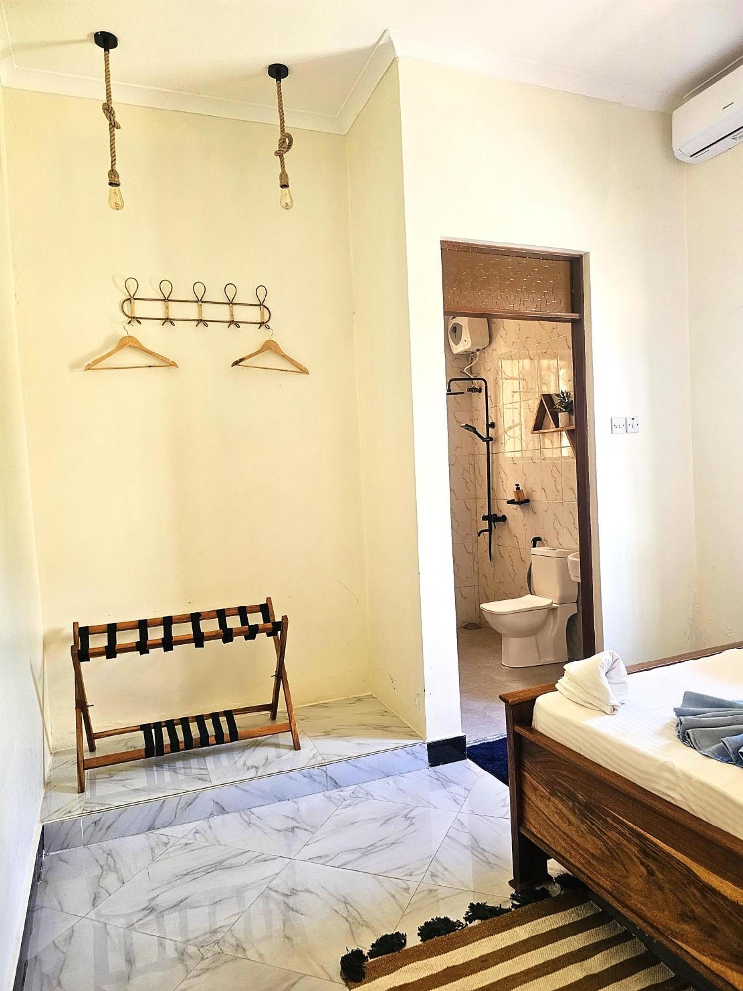 Safi House Bed & Breakfast Boma la Ngombe Exterior photo