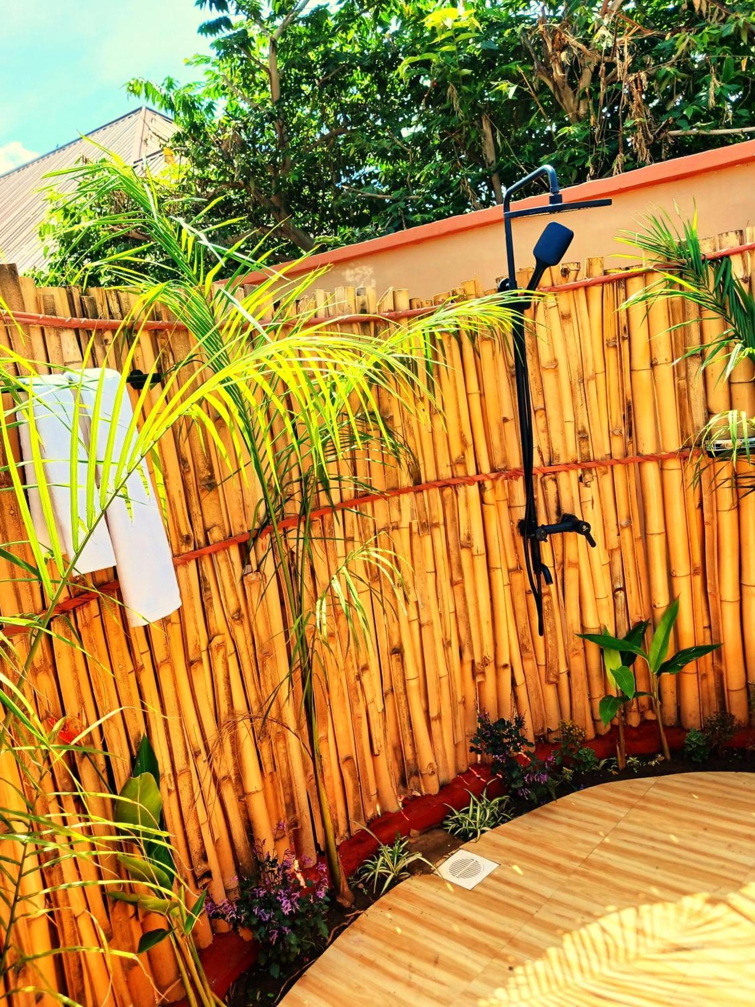 Safi House Bed & Breakfast Boma la Ngombe Exterior photo