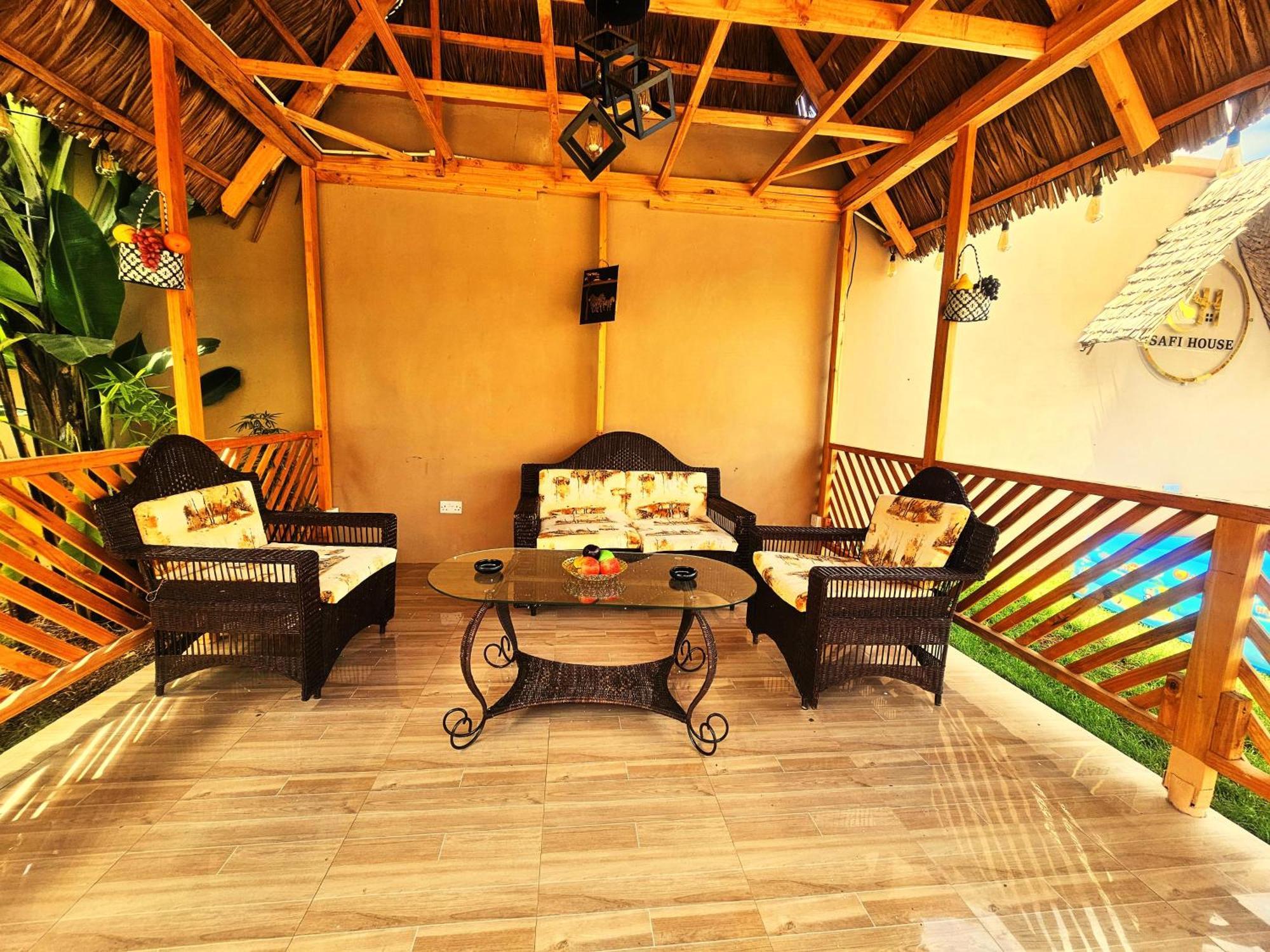 Safi House Bed & Breakfast Boma la Ngombe Exterior photo